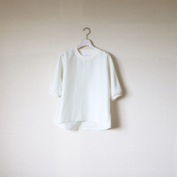 售罄！ 【舒適天然材質】亞麻青年布泡泡袖上衣【灰白色】 第4張的照片