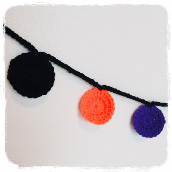 手編みのまるガーランド(黒×オレンジ×紫) 3枚目の画像