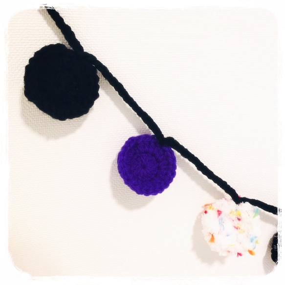 手編みのまるガーランド(黒×紫×スノーキャンディ) 3枚目の画像