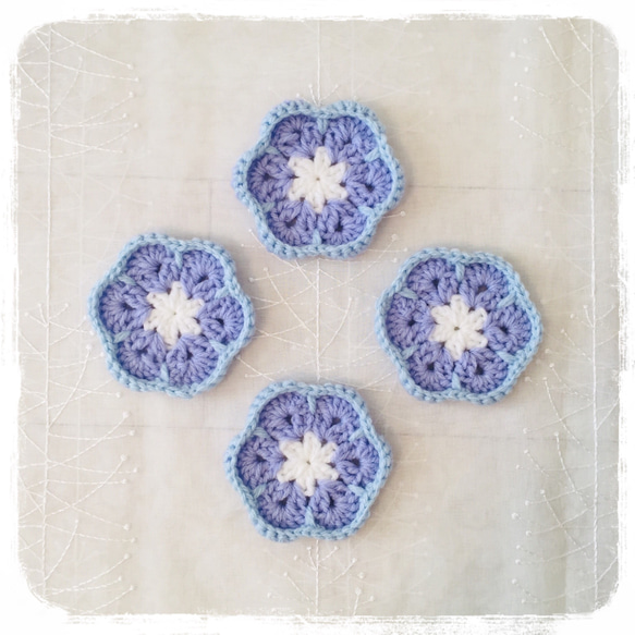 手編みの お花コースター 4個セット(水色×紫×白) 2枚目の画像
