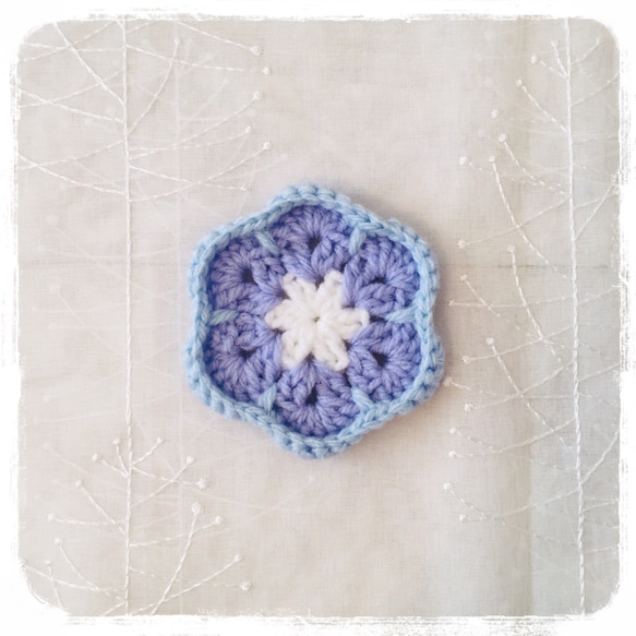 手編みの お花コースター 4個セット(水色×紫×白) 3枚目の画像