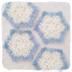 手編みの雪の結晶コースター4枚セット(水色×白) 1枚目の画像