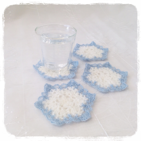 手編みの雪の結晶コースター4枚セット(水色×白) 2枚目の画像