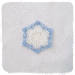 手編みの雪の結晶コースター4枚セット(水色×白) 3枚目の画像