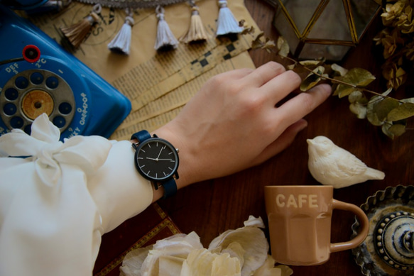 アンティーク調で可愛い腕時計　ネイビー レディース 革ベルト オシャレ 時計　 3枚目の画像