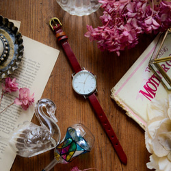 アンティーク調で可愛い腕時計　レッド　 レディース 革ベルト　 2枚目の画像