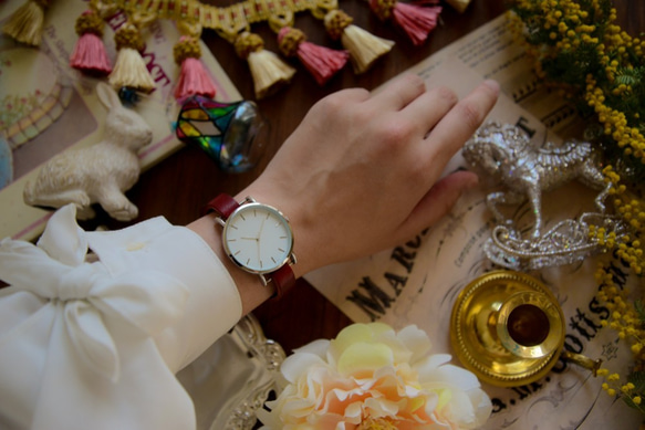アンティーク調で可愛い腕時計　レッド　 レディース 革ベルト　 3枚目の画像