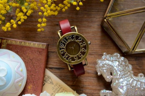 アンティーク調で可愛い腕時計 レッド レディース 革ベルト オシャレ 1枚目の画像