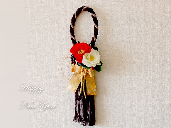 2022お正月】 紅白の椿がシックなタッセル型のしめ飾り《アーティ