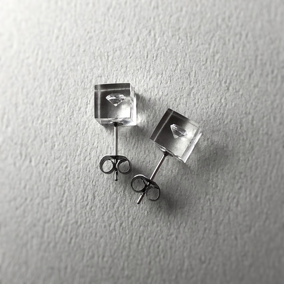 [特色] 漂浮氧化鋯耳環 手術不鏽鋼 簡單樹脂 銀色 聖誕 第2張的照片