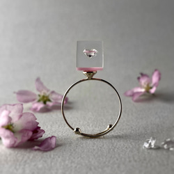 桜色に浮かぶジルコニアのリング シンプル フリーサイズ ゴールドカラー ギフト 誕生日プレゼント 1枚目の画像