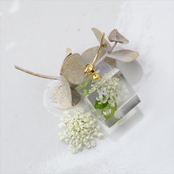蕾絲花形繡球花和氧化鋯單隻耳環 14kgf 白色禮物生日禮物禮品包裝 第3張的照片