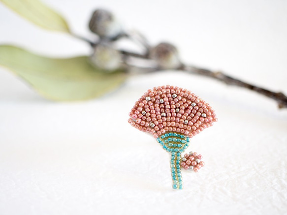 2024激安通販 Little Flower＊ビーズ刺繍ブローチ（pink＆silver）│ピンク色 アクセサリー