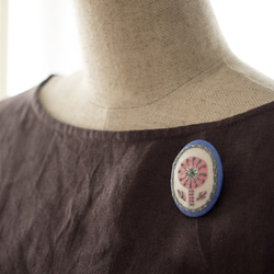 春風ガールのボタニカル刺繍ブローチ 1枚目の画像