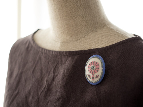 春風ガールのボタニカル刺繍ブローチ 1枚目の画像