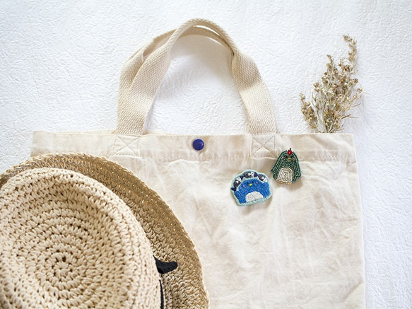 From the sea＊ペンギンのビーズ刺繍ブローチ（ニュートンのりんご） 5枚目の画像