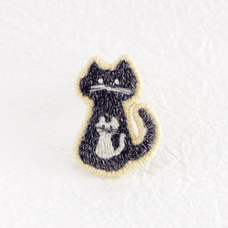 黒猫白猫のモノトーン刺繍ブローチ 1枚目の画像