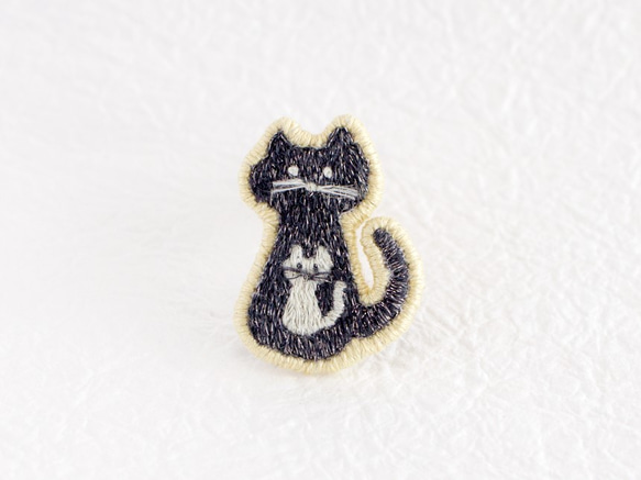 黒猫白猫のモノトーン刺繍ブローチ 1枚目の画像