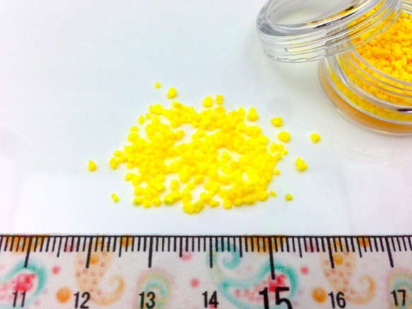 夜光砂 つぶつぶタイプ 黄色 2g 蓄光 顔料 レジンクラフト ネイル 封入 素材 夜光パウダー 2枚目の画像