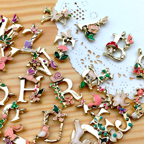 3文字選んで下さい♪】メルヘン森の動物 イニシャル チャーム 3文字  