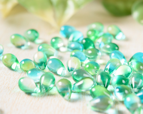 bs-00014)チェコガラスビーズ しずく型 緑 グリーン 10粒 通し穴つき