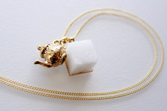 角砂糖とティーポットのネックレス（ゴールド） 1枚目の画像