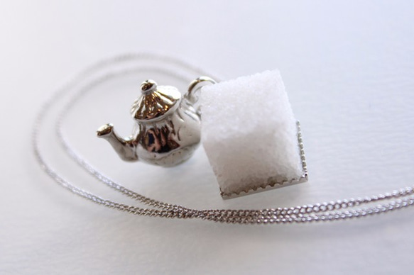 角砂糖とティーポットのネックレス（シルバー） 1枚目の画像