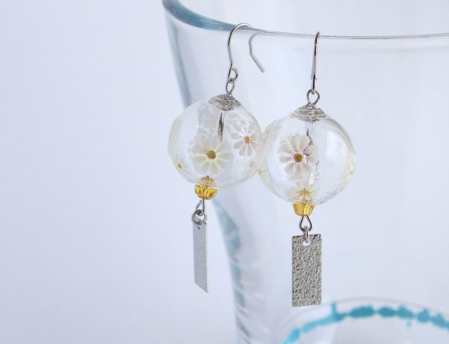 夏の風鈴アクセサリー 透明ｘ大輪柄（イヤリング/ピアス/樹脂ピアス