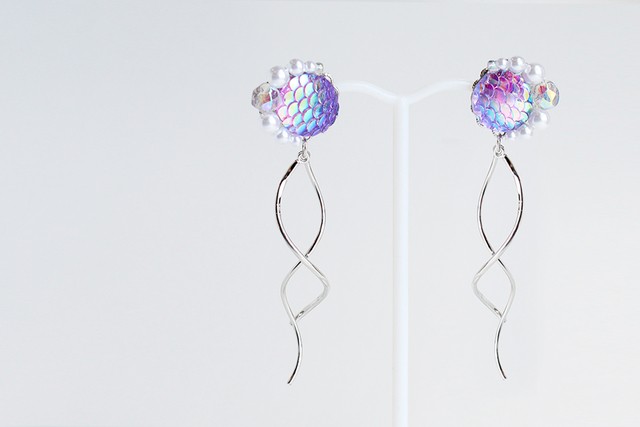 マーメイドイヤリング 人魚姫の鱗(うろこ)耳飾り 偏光カラーが煌めき