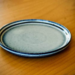 【限定一個】淡いブルー雪のような中皿　フラットプレート　ミディアム　取り皿　黒土 1枚目の画像