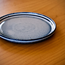 【限定一個】淡いブルー雪のような中皿　フラットプレート　ミディアム　取り皿　黒土 3枚目の画像
