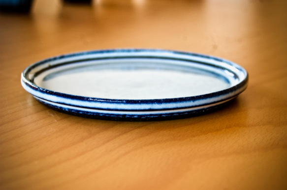 【限定一個】淡いブルー雪のような中皿　フラットプレート　ミディアム　取り皿　黒土 5枚目の画像