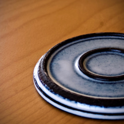 【限定一個】淡いブルー雪のような中皿　フラットプレート　ミディアム　取り皿　黒土 6枚目の画像