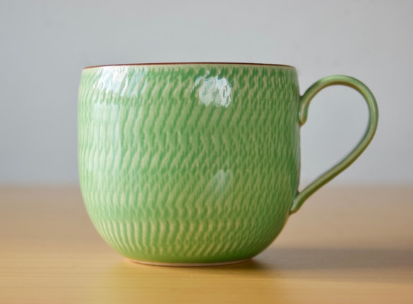 【2個限定】コロンとまぁるいマグカップ　ポップなグリーン　凸凹手触り　コーヒーや紅茶 2枚目の画像