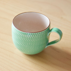 【2個限定】コロンとまぁるいマグカップ　ポップなグリーン　凸凹手触り　コーヒーや紅茶 3枚目の画像