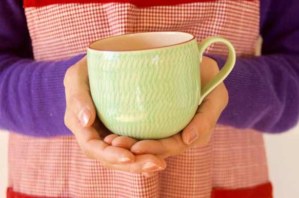 【2個限定】コロンとまぁるいマグカップ　ポップなグリーン　凸凹手触り　コーヒーや紅茶 1枚目の画像