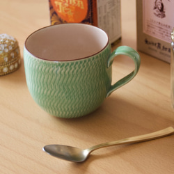 【2個限定】コロンとまぁるいマグカップ　ポップなグリーン　凸凹手触り　コーヒーや紅茶 4枚目の画像