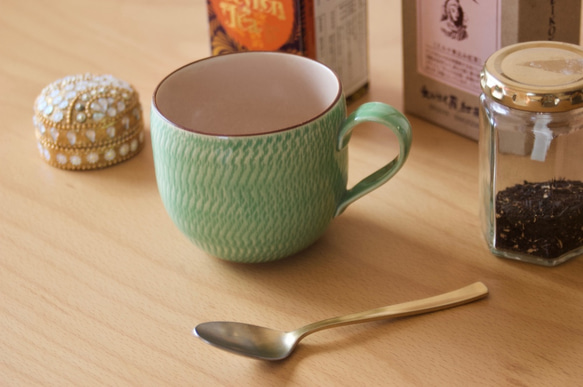 【2個限定】コロンとまぁるいマグカップ　ポップなグリーン　凸凹手触り　コーヒーや紅茶 4枚目の画像