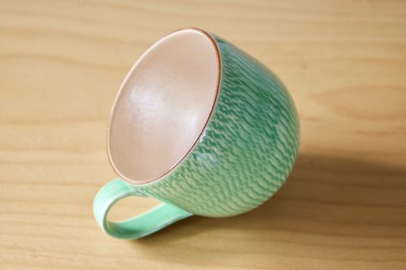 【2個限定】コロンとまぁるいマグカップ　ポップなグリーン　凸凹手触り　コーヒーや紅茶 9枚目の画像