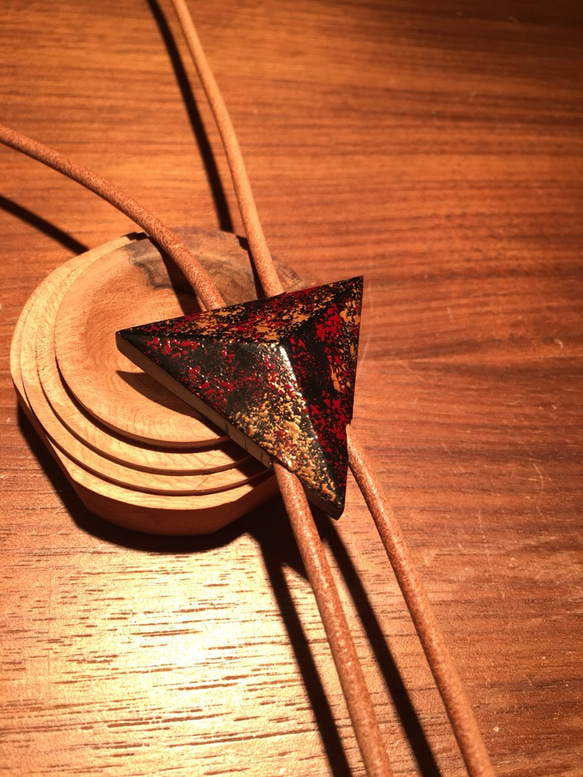 三角寶石天然漆Bolo tie 第1張的照片