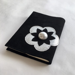 お花のブックカバー（文庫サイズ、ブラック） 2枚目の画像