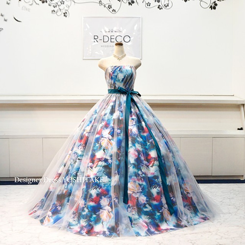 ブルーの花柄のドレスに白いチュール(ブライダル披露宴/二次会)パニエ  