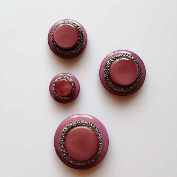昭和レトロ　デッドストック　ボタン　紫　中3個（1） 3枚目の画像