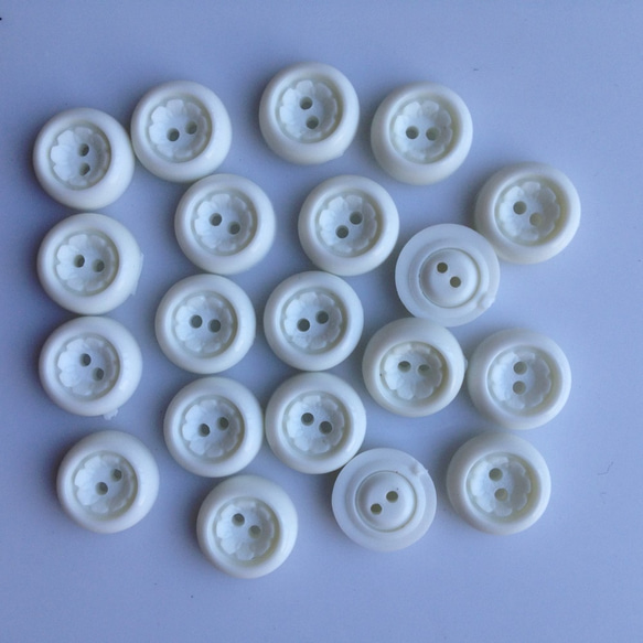 昭和レトロ　デッドストック　ボタン　白い花　20個（K白） 1枚目の画像
