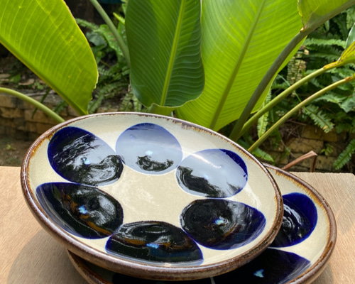 沖縄　やちむん　大皿　２セット　丸　ブルー　ベージュ　24.5㎝　25㎝ 楽天市場】やちむん 皿 5寸皿 取皿 丸皿 陶芸こまがた デイゴ柄