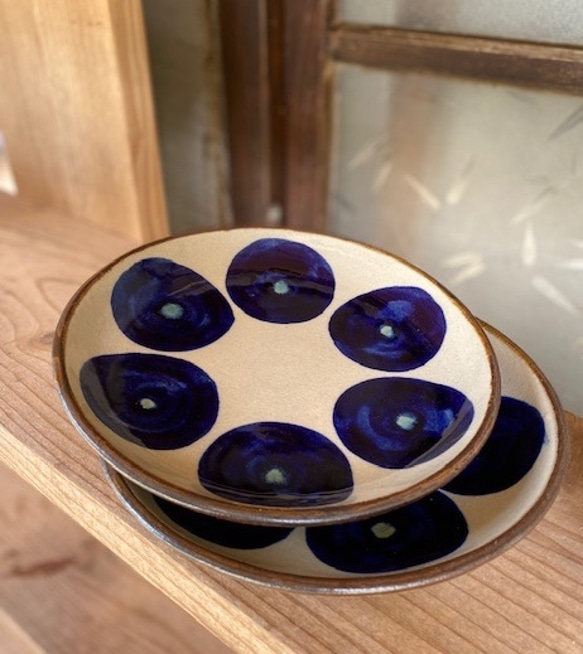 【アウトレット】7寸皿　青丸紋　２枚セット　やちむん　陶器　エドメ陶房　皿 1枚目の画像