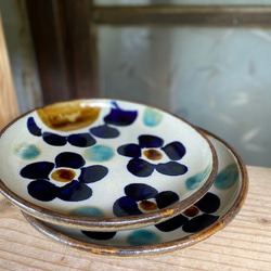 【アウトレット】7寸皿　花紋　２枚セット　やちむん　陶器　エドメ陶房　皿 1枚目の画像