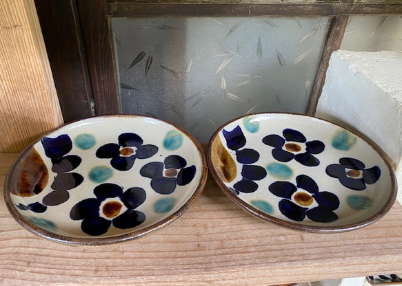 【アウトレット】7寸皿　花紋　２枚セット　やちむん　陶器　エドメ陶房　皿 2枚目の画像