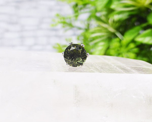 モルダバイト・ピアス 5mm（片耳） ピアス（スタッド・一粒） Crystal