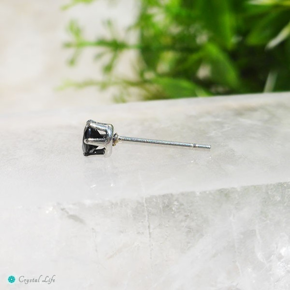 ブラックサファイア・ピアス　4mm（片耳） 3枚目の画像